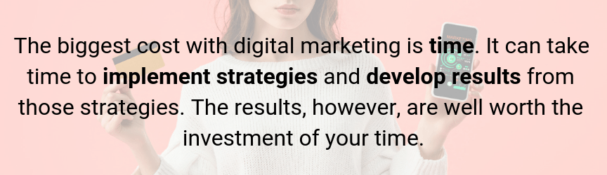 拿着信用卡和手机的女人